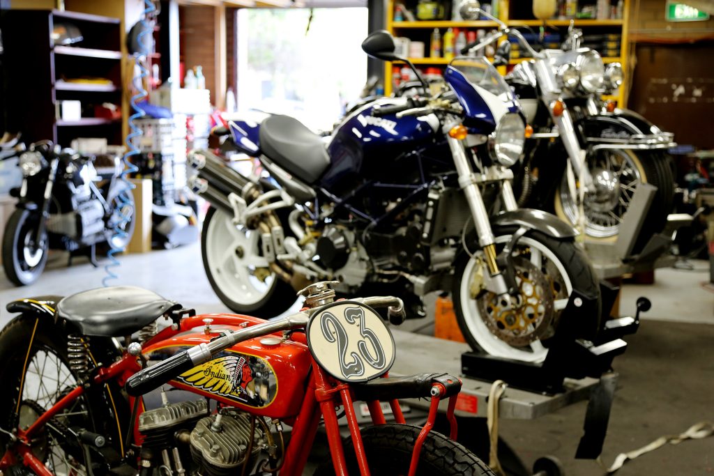 Wartung eines Yamaha-Motorrads in der Naked-Racer-Werkstatt  