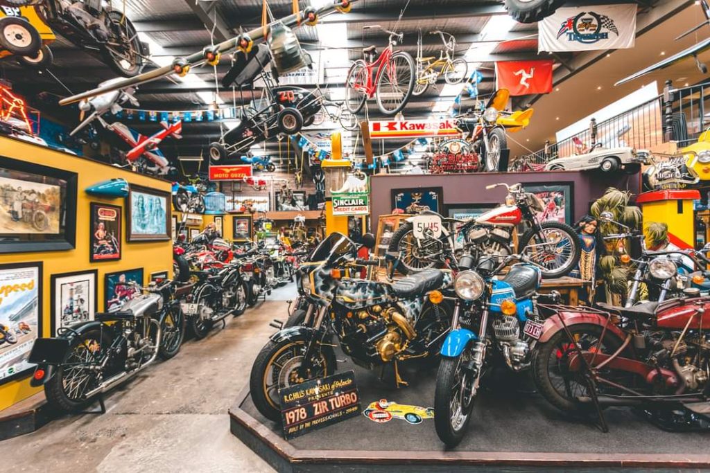 Музей мотоциклов с более чем 250 мотоциклами в Naked Racer 