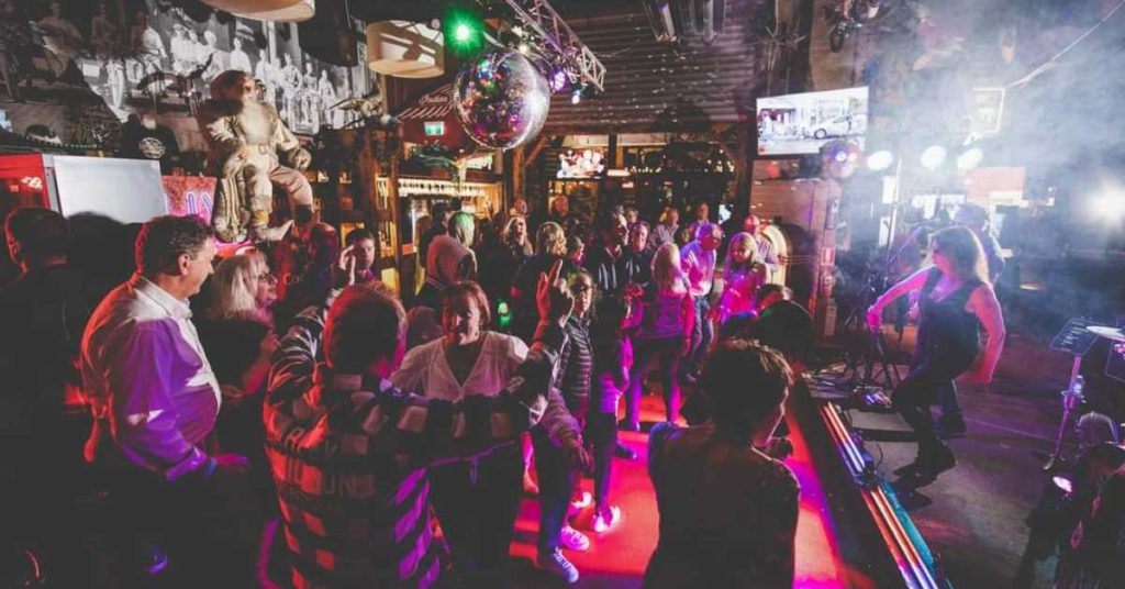 Funktion bei Naked Racer und Dancing mit Live-Band  