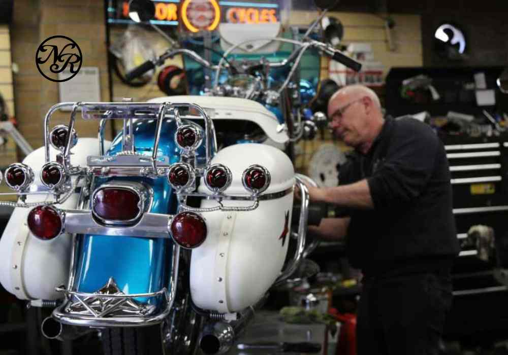 Mecánico de motocicletas de Melbourne realizando reparaciones en el taller de Naked Racer Moto Co.