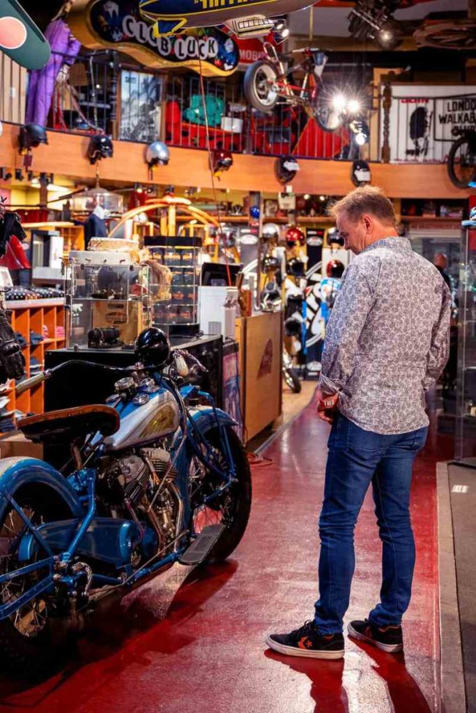 client vérifiant une moto d'occasion à vendre chez Naked Racer Moto Co